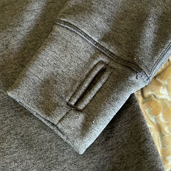 Nike, therma-fit sweatshirt in gray. - Picture 6 of 9